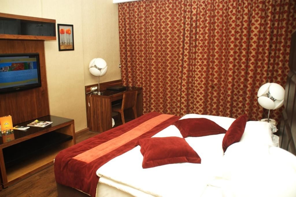 rooms-deluxe-room
