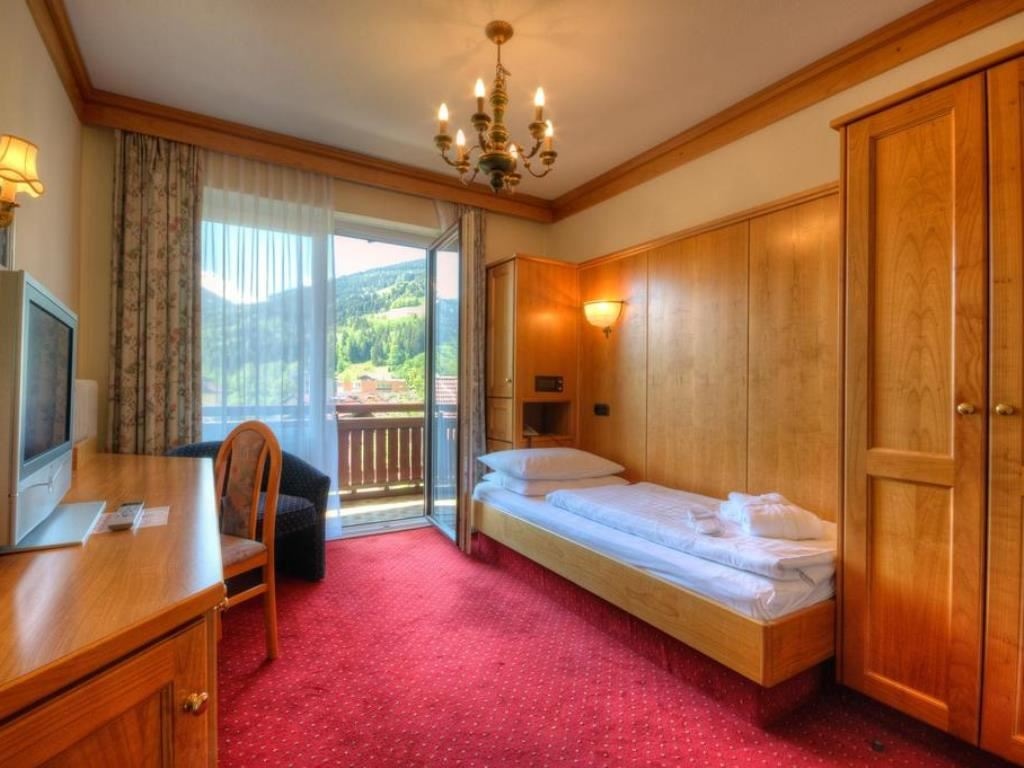 rooms-single-room-with-balcony