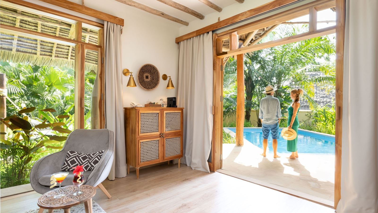 rooms-luxury-garden-villa-with-pool