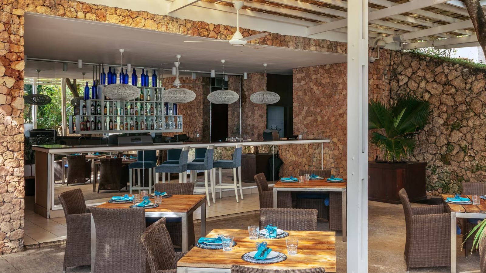 bars-poolside-snack-bar