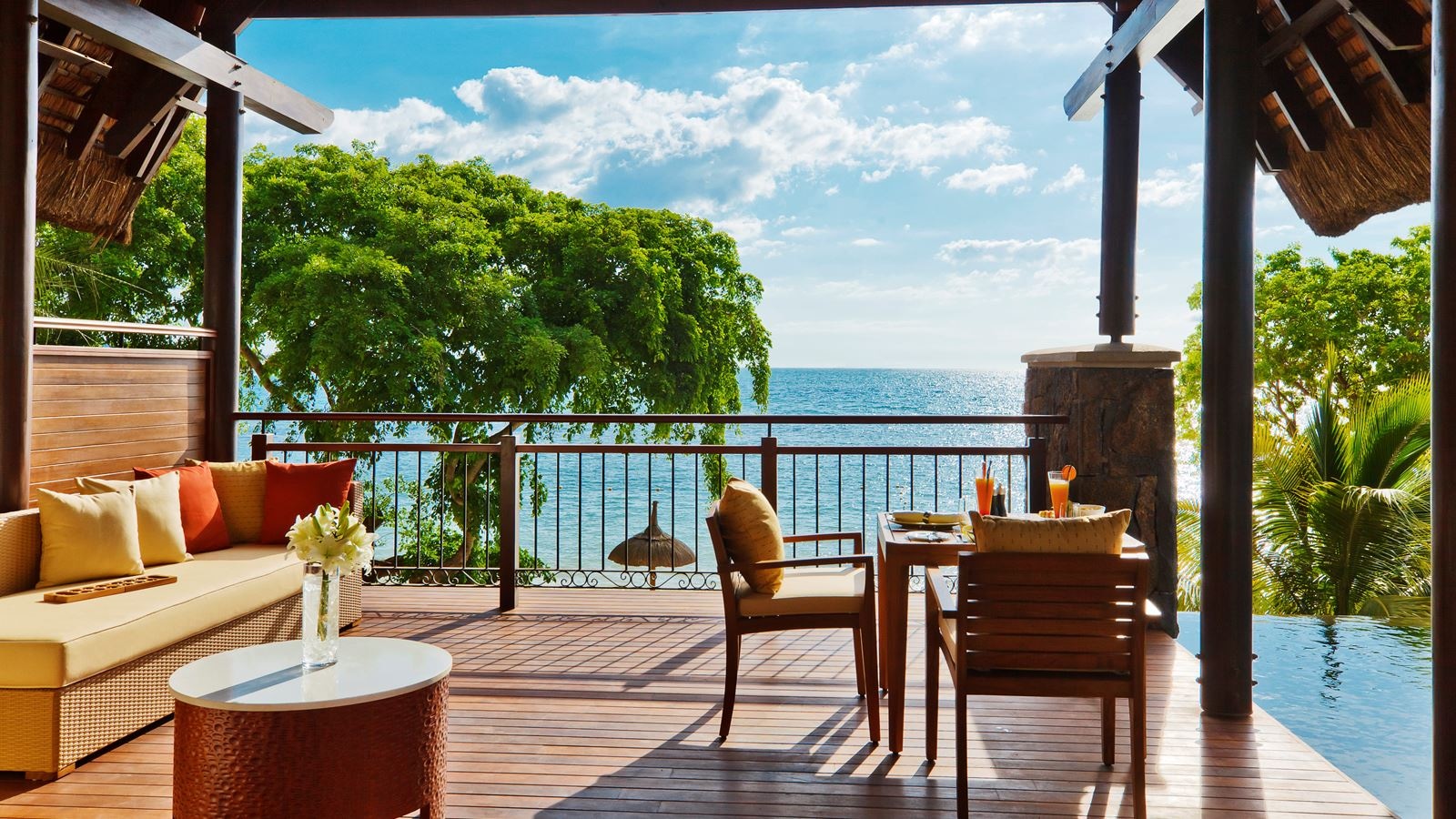 rooms-luxury-beachfront-jet-pool-suite-with-private-jacuzzi--hammam