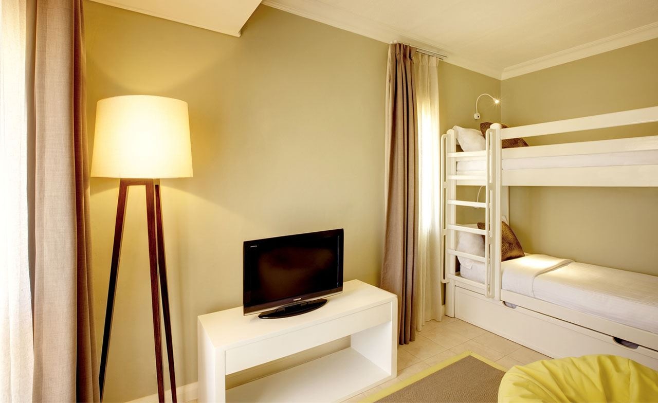 rooms-beachfront-family-room