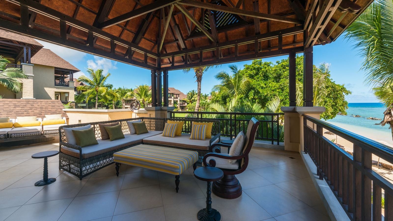 rooms-beachfront-suite