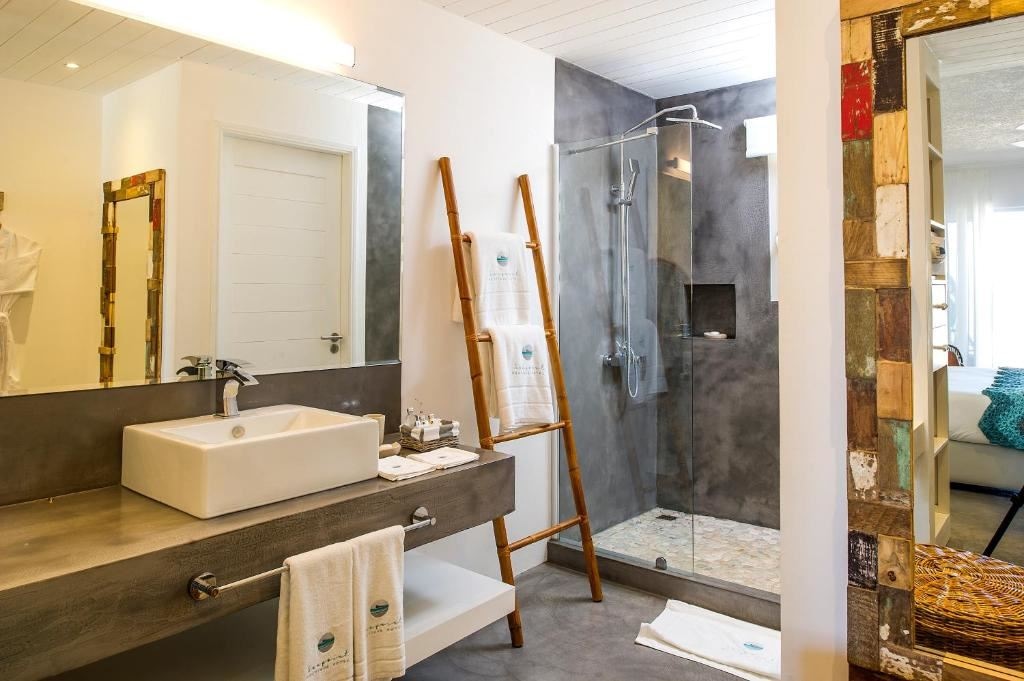 rooms-deluxe-room-beachfront