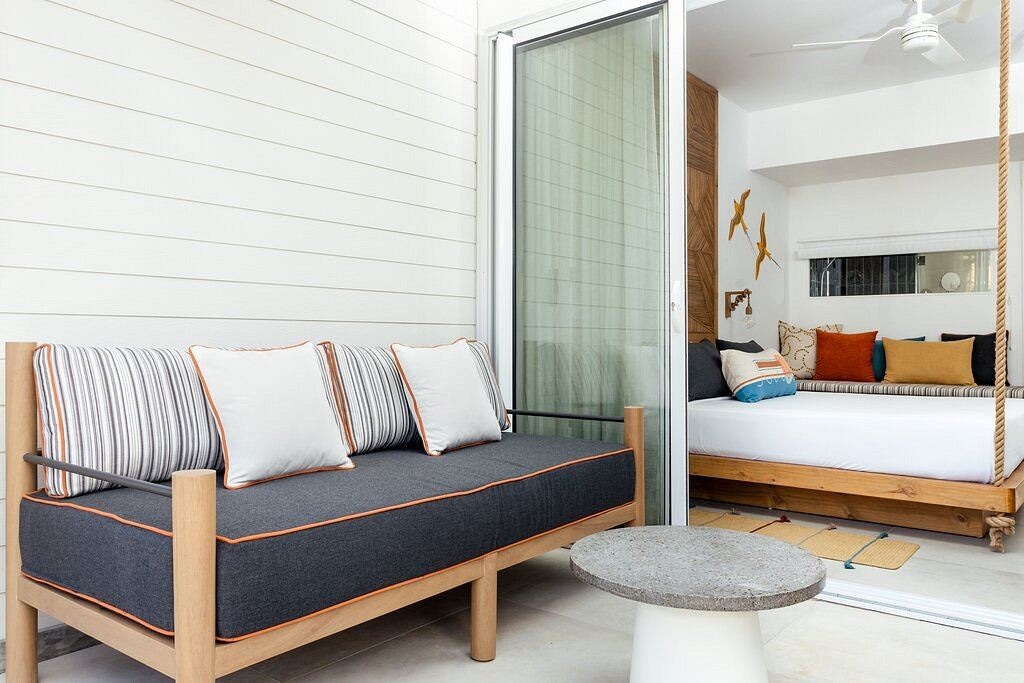 rooms-room-couple-partial-sea-view