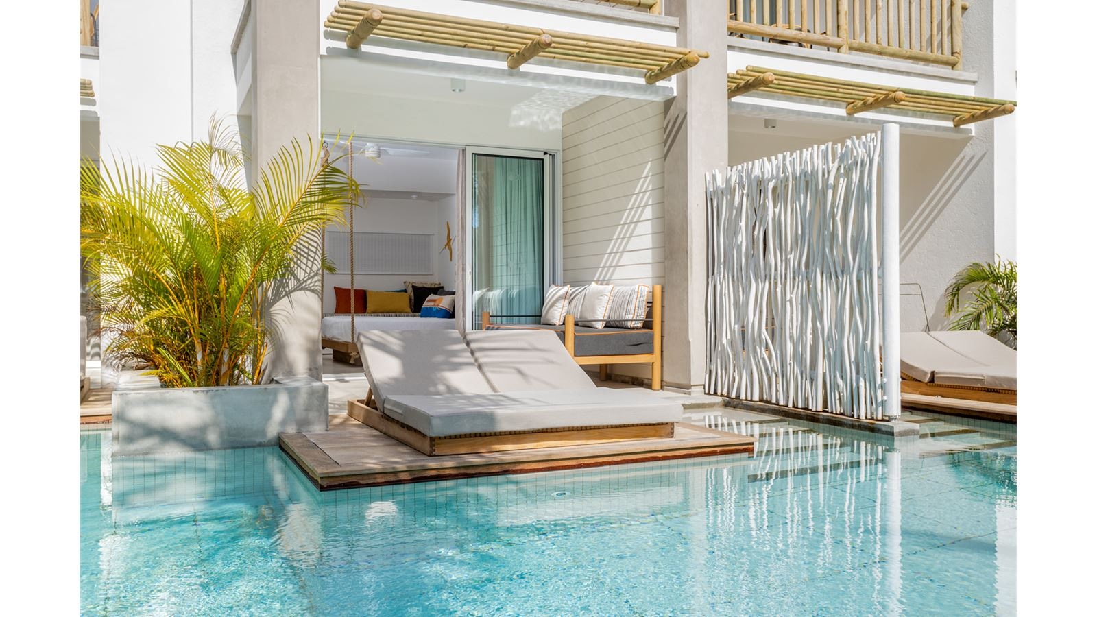 rooms-room-couple-swim-up