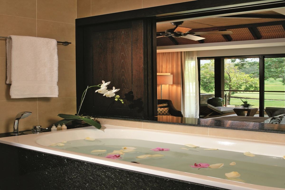 rooms-1broom-prestige-suite-golf