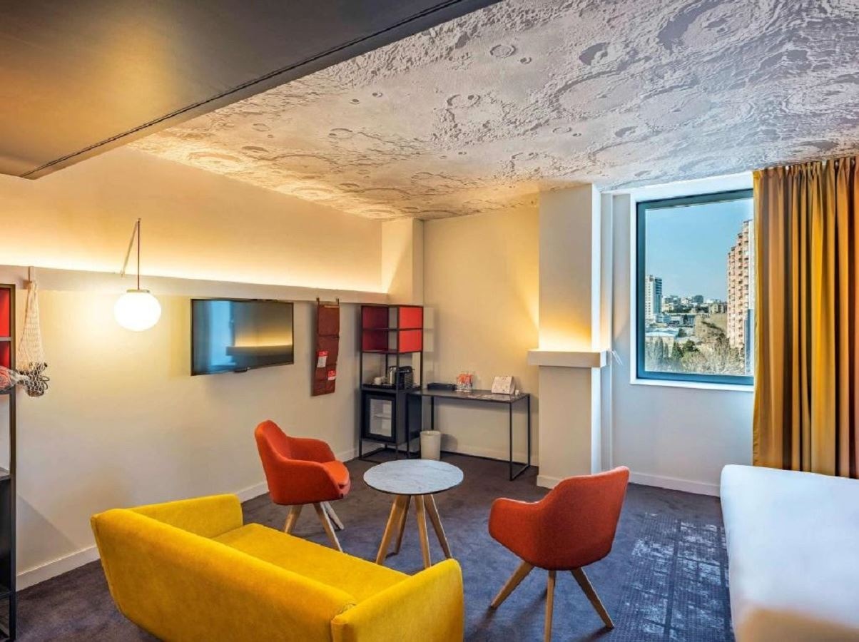 rooms-family-room-kingbed