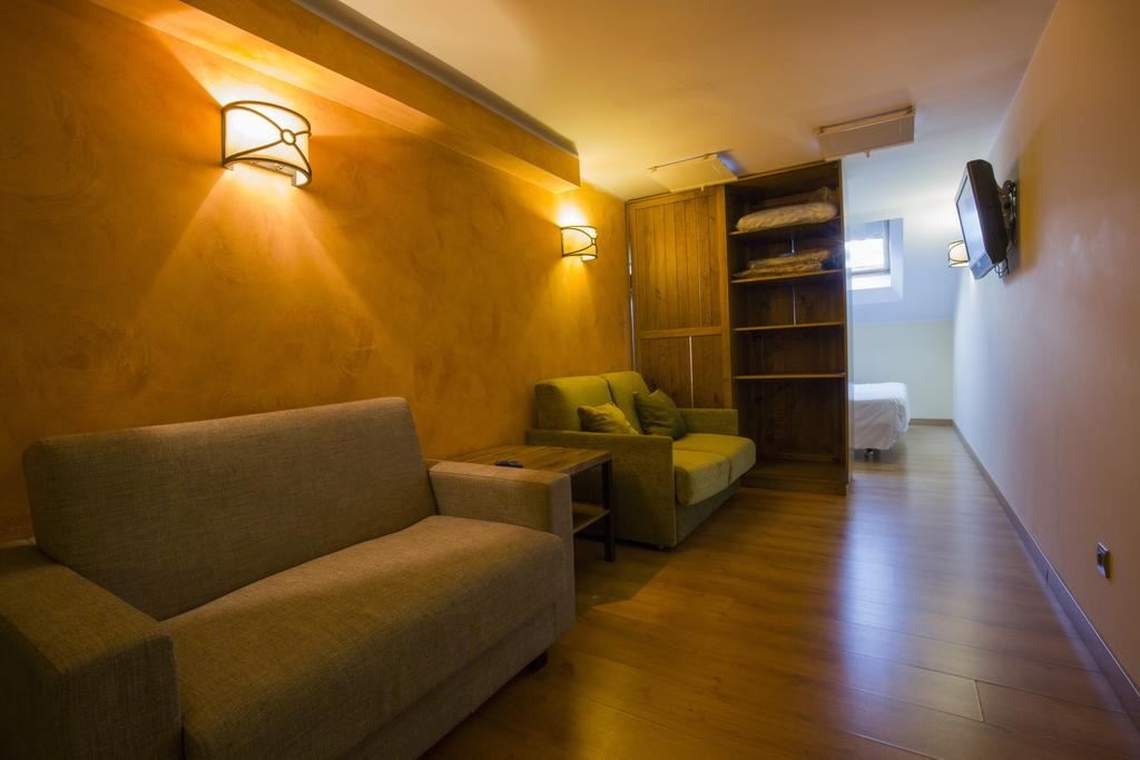 rooms-quadruple-room