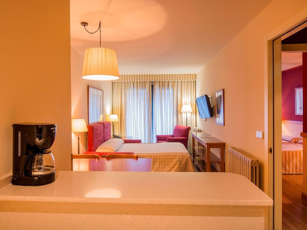 rooms-quadruple-room