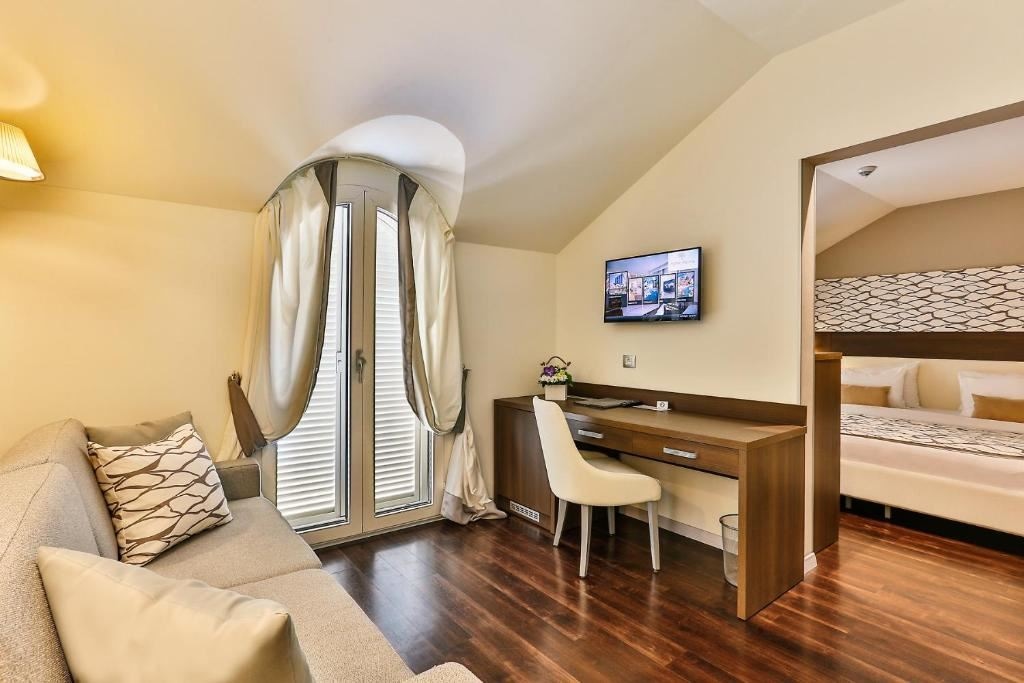 rooms-junior-suite-side-sea-view