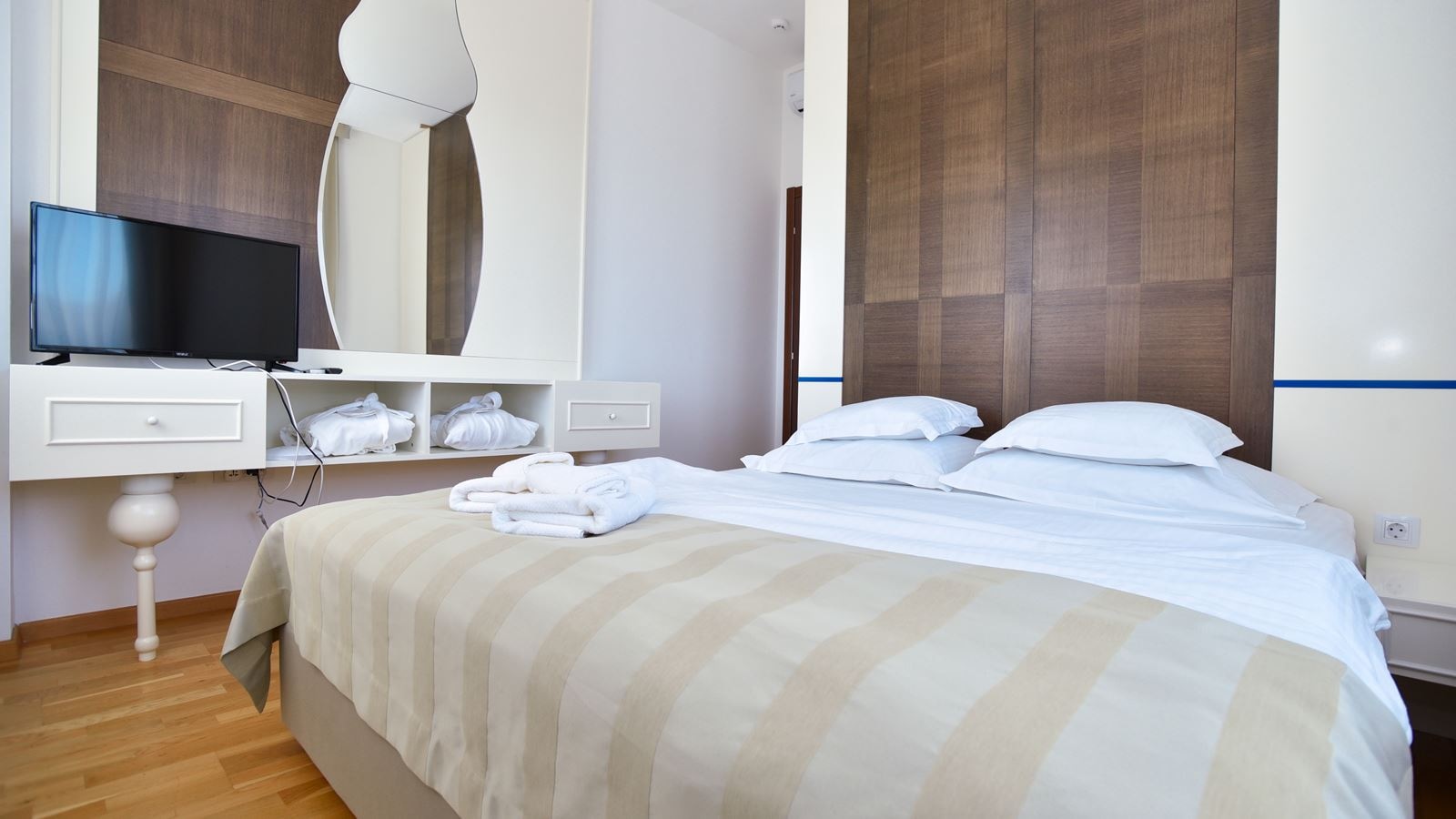 rooms-deluxe-apartment-two-bedroom-sea-view-with-terrace