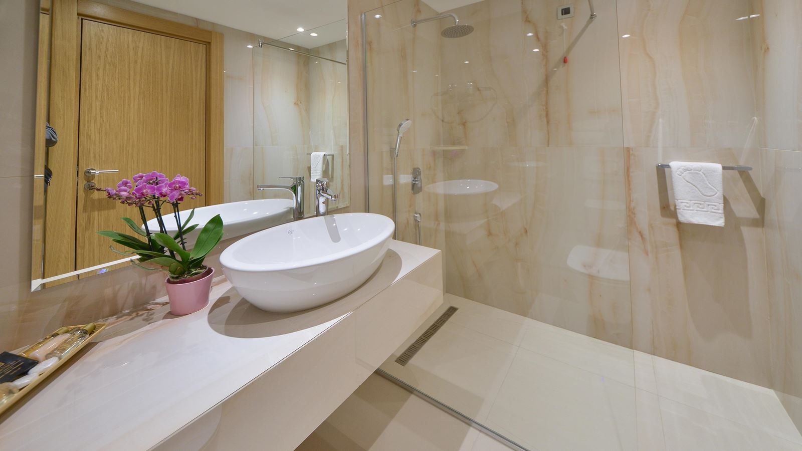 rooms-superior-room-with-french-balcony