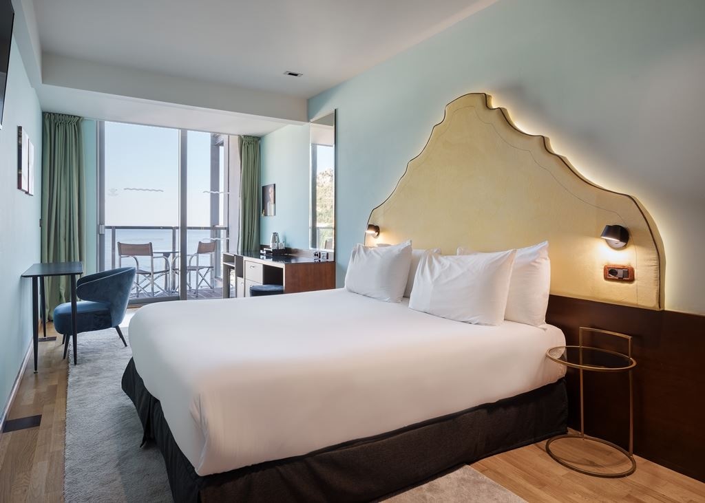 rooms-deluxe-room-with-balcony-and-sea-view-single-use