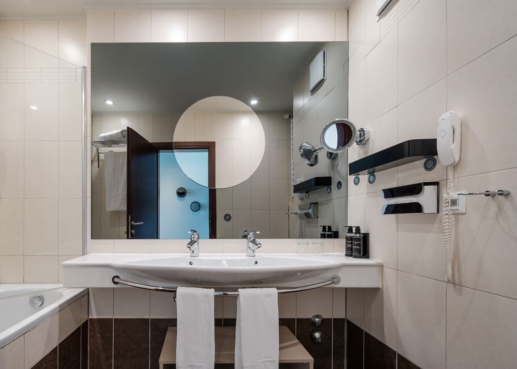 rooms-deluxe-room-with-balcony-and-sea-view-single-use