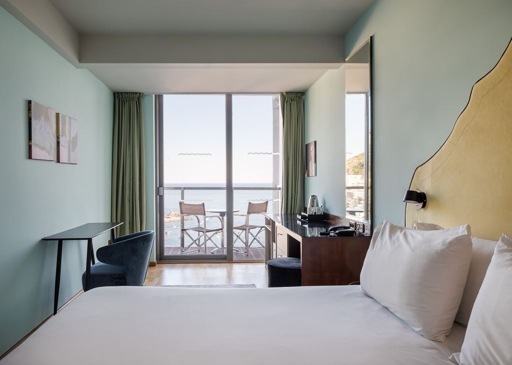 rooms-deluxe-room-with-balcony-and-sea-view-single-use