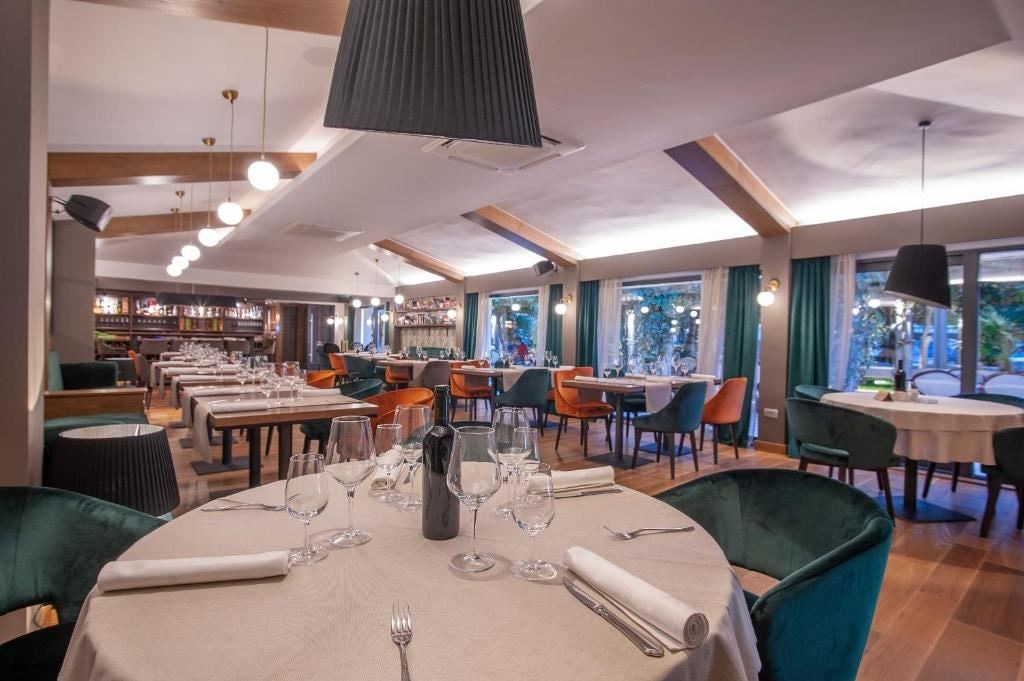 restaurants-restaurants