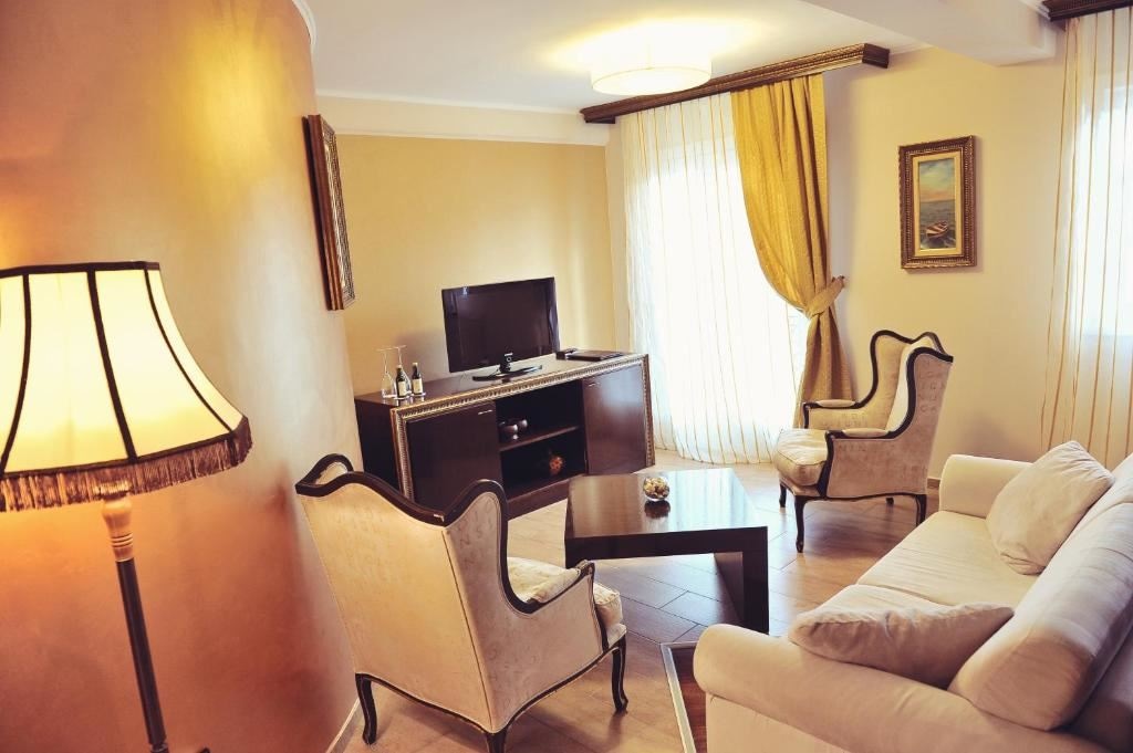 rooms-luxury-suite-separate-bedroom