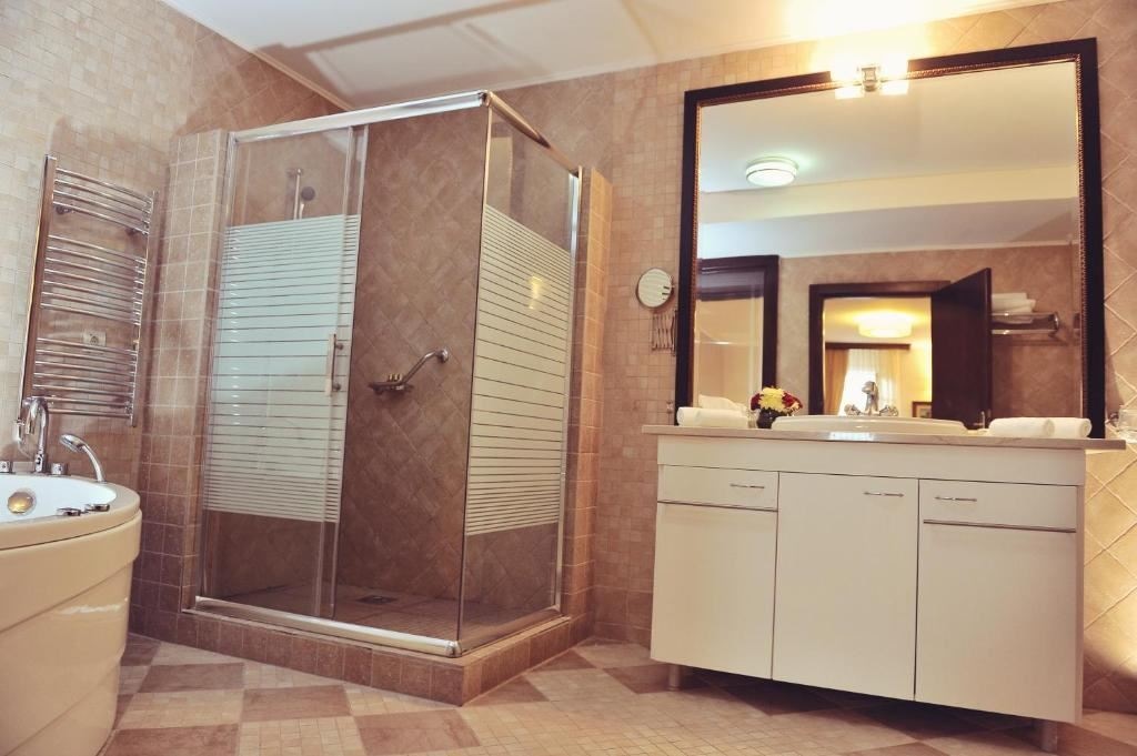 rooms-luxury-suite-separate-bedroom