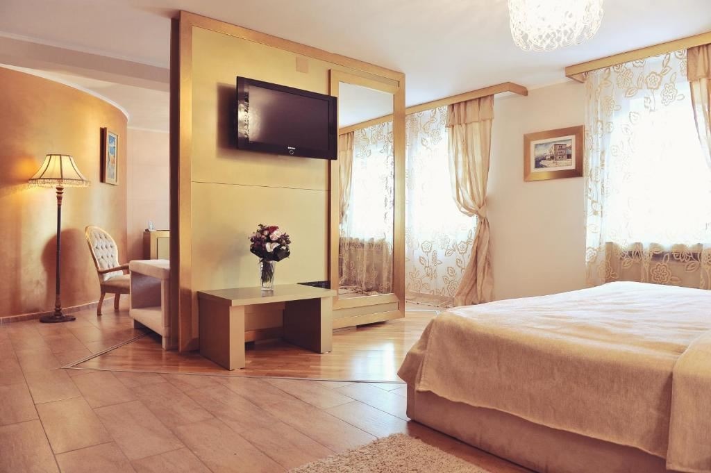 rooms-executive-suite-separate-bedroom
