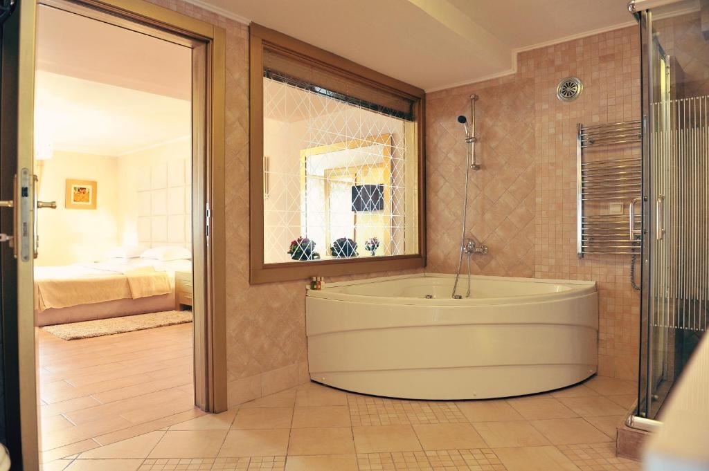 rooms-executive-suite-separate-bedroom