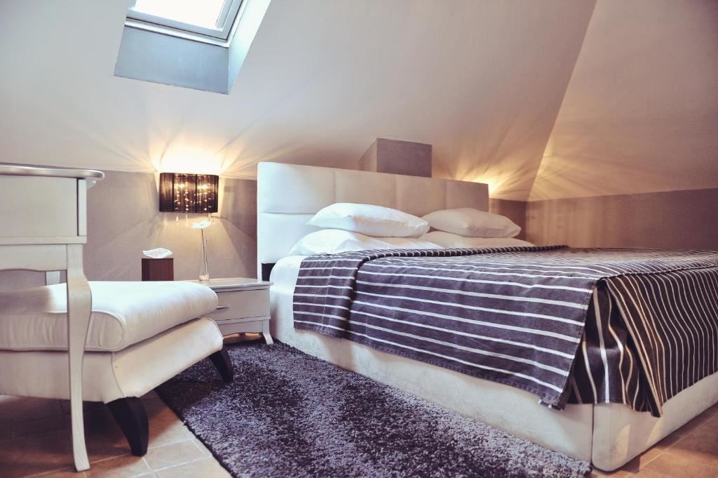 rooms-penthouse-suite-separate-bedroom