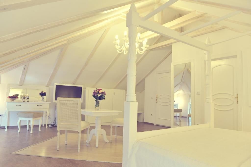 rooms-honeymoon-suite