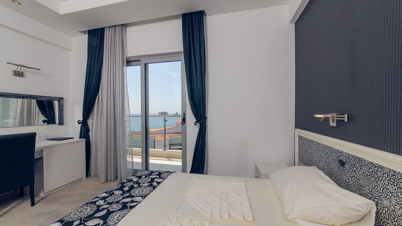 rooms-superior-room-main-building-sea-view