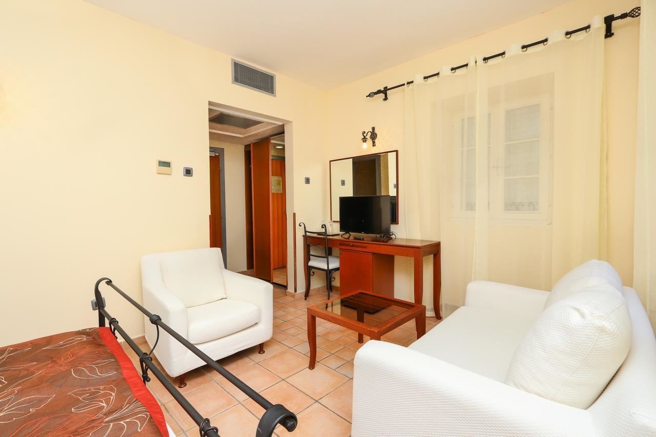 rooms-executive-room