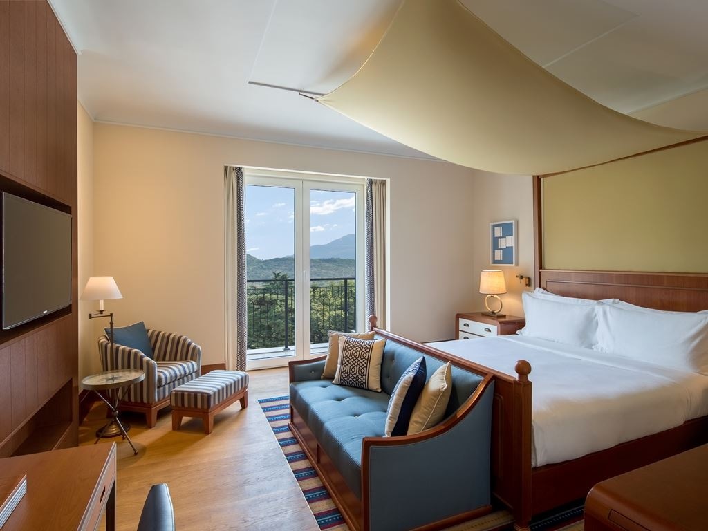 rooms-deluxe-room-mountain-view