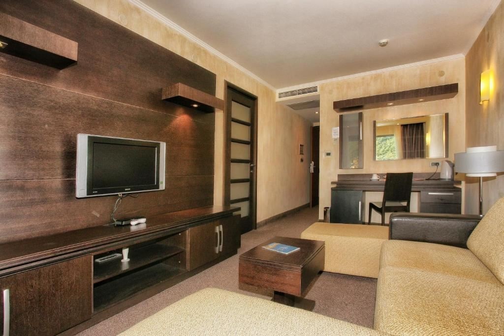 rooms-family-room-park-view