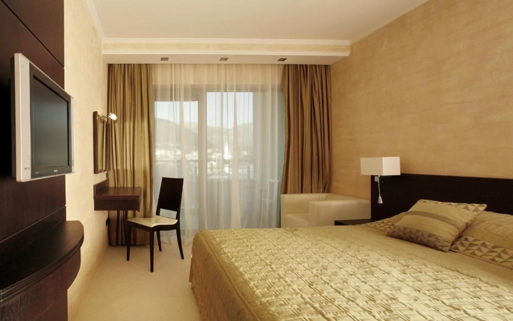 rooms-family-room-park-view