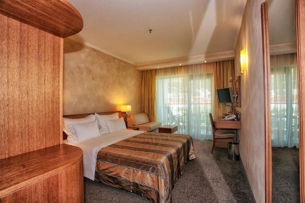 rooms-standard-room-pool-view