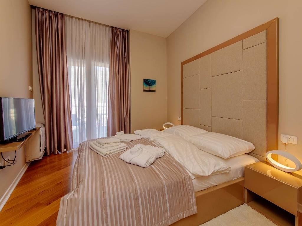 rooms-apartment-town-view