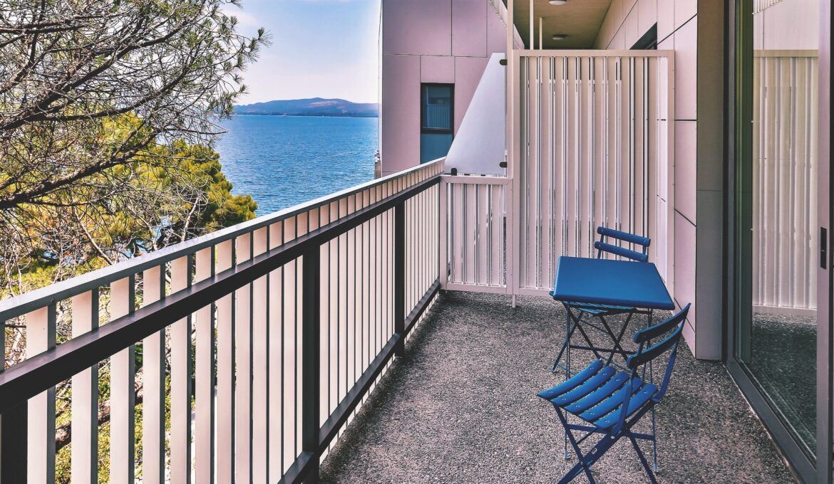 rooms-family-room-side-sea-view