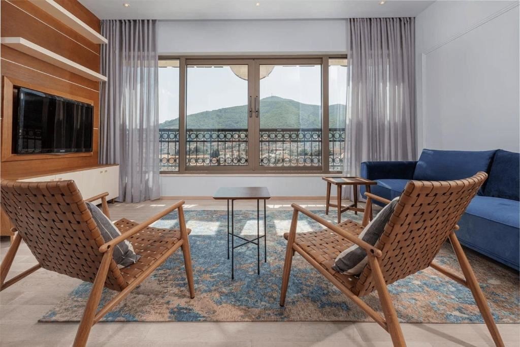 rooms-three-bedroom-apartment-with-sea-view