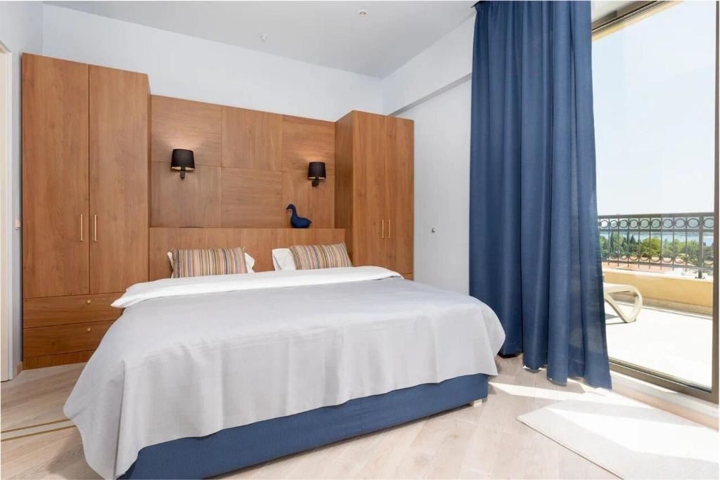 rooms-three-bedroom-apartment-with-sea-view