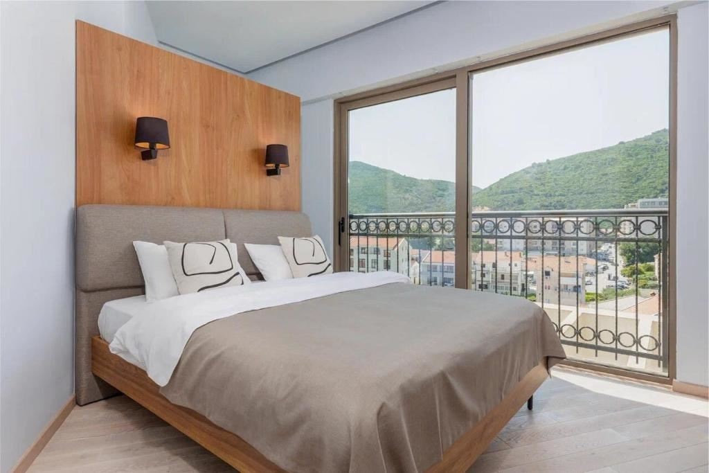 rooms-three-bedroom-apartment-with-sea-view