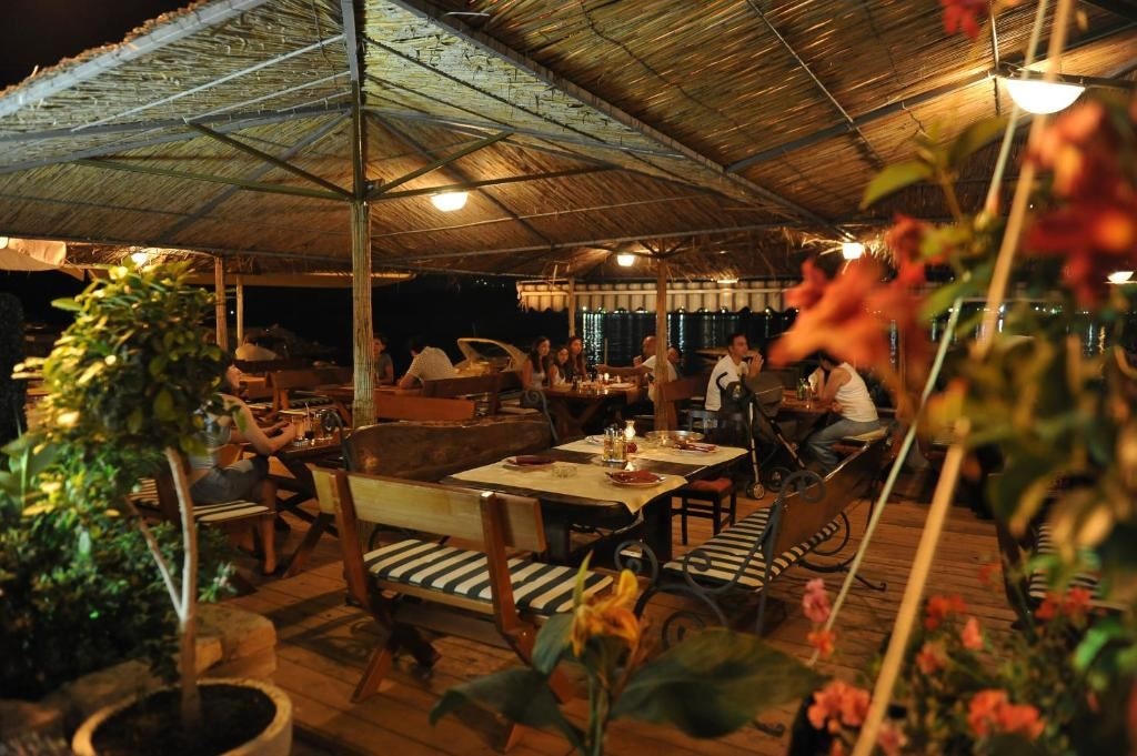 restaurants-restaurants