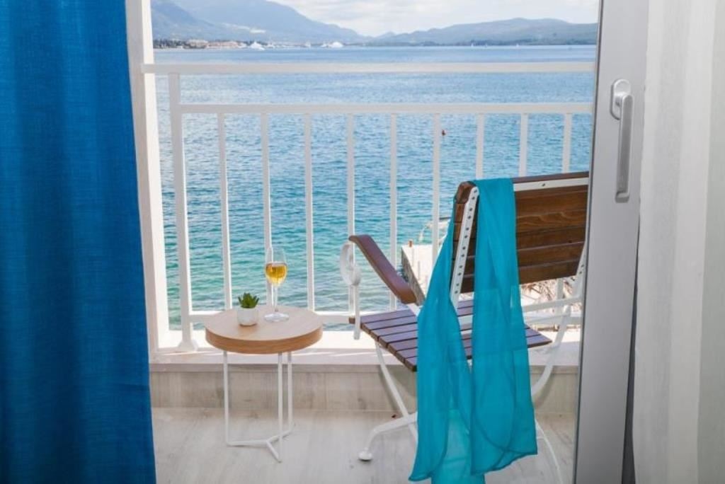 rooms-double-room-sea-side-view