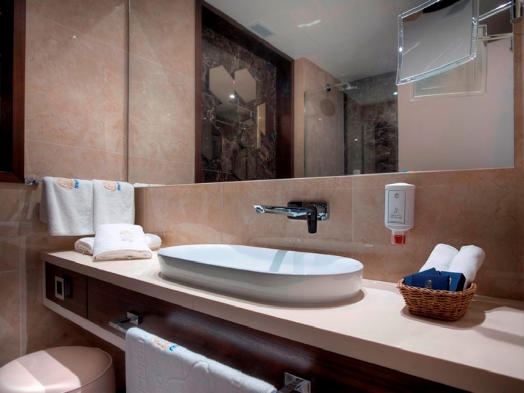 rooms-standard-double-room-atrium-and-mountain-view