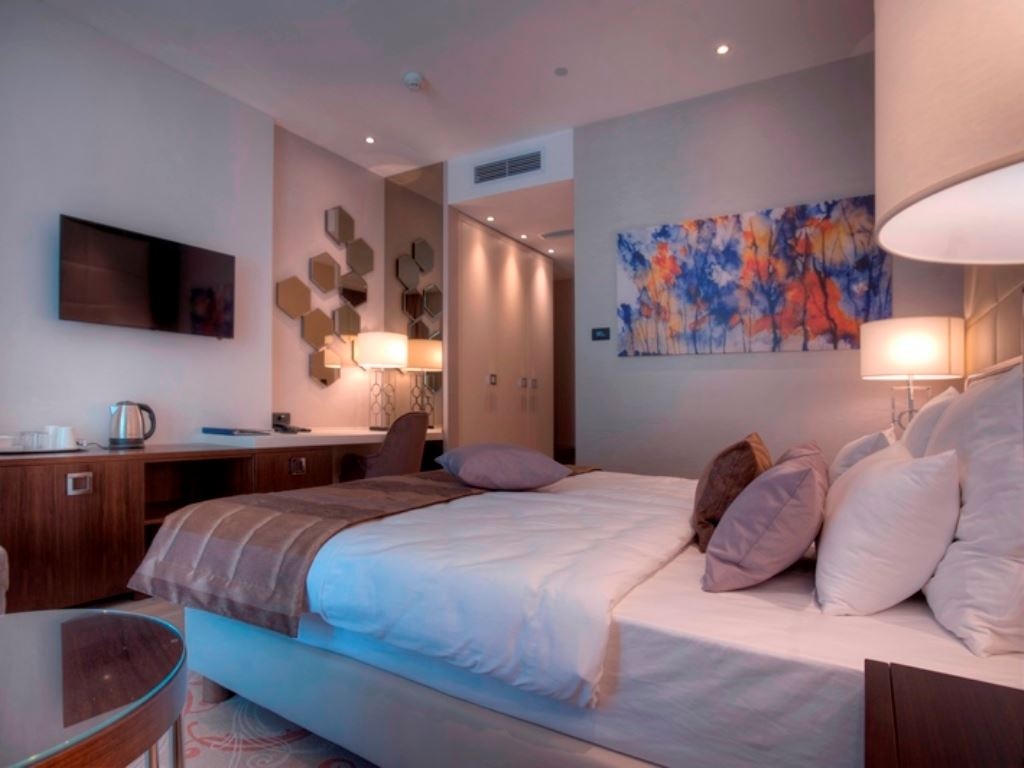 rooms-standard-double-room-atrium-and-mountain-view