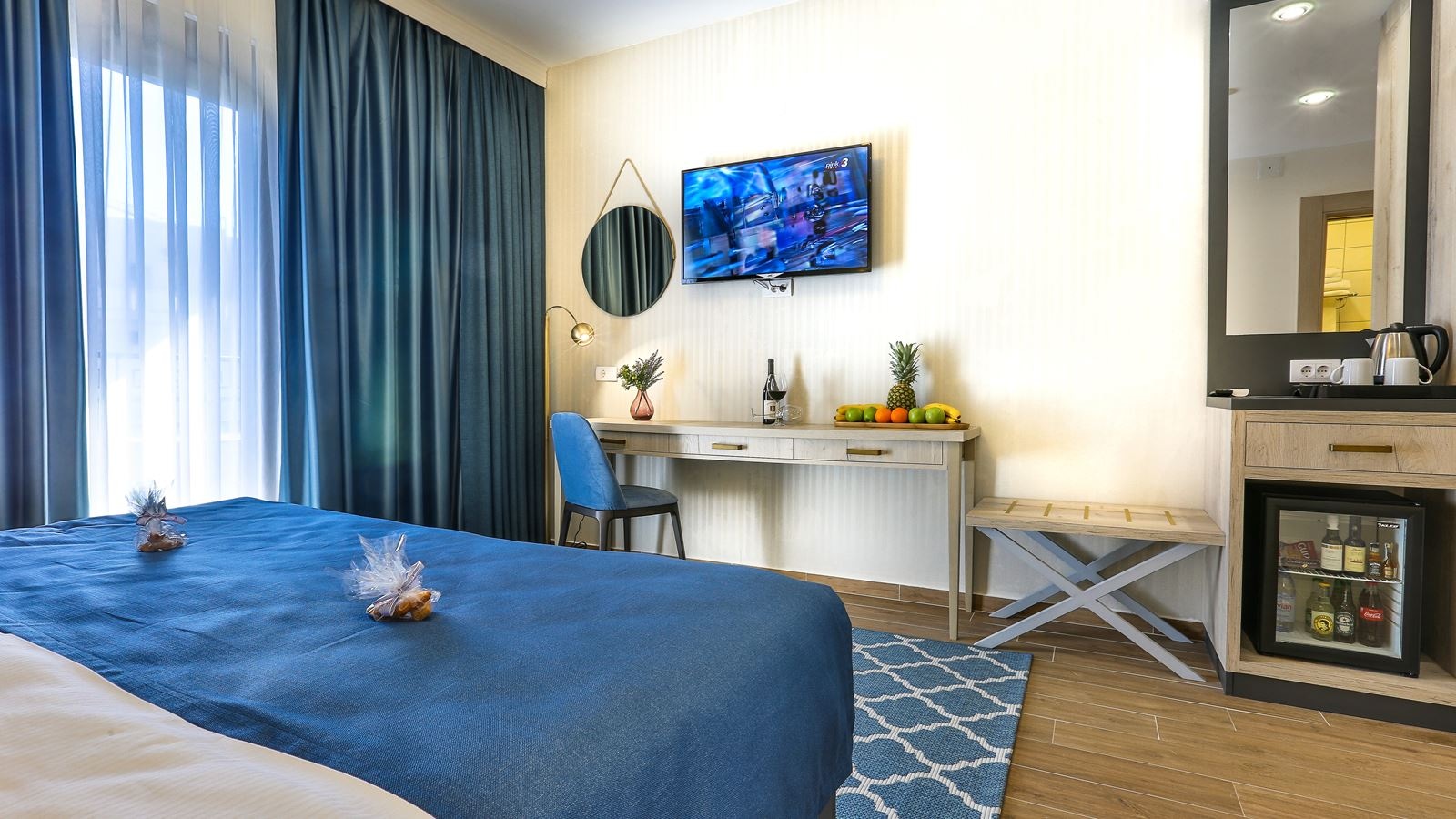 rooms-standard-double-room-pool-view