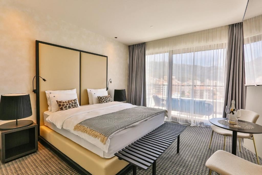 rooms-deluxe-suite-sea-view