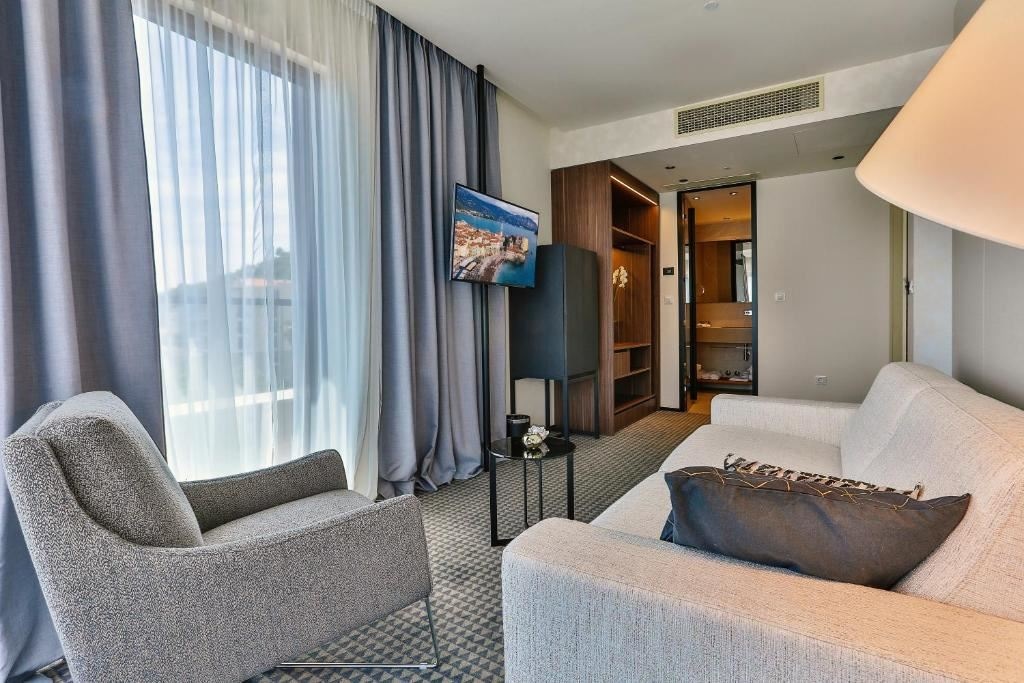 rooms-deluxe-suite-sea-view