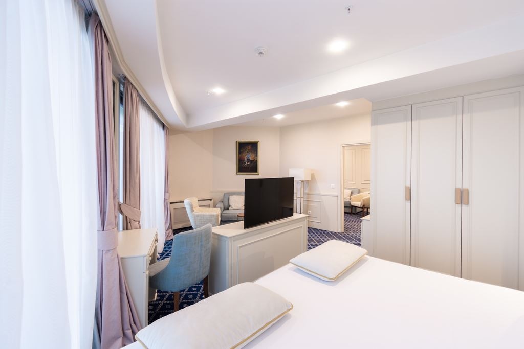 rooms-junior-suite-side-sea-view
