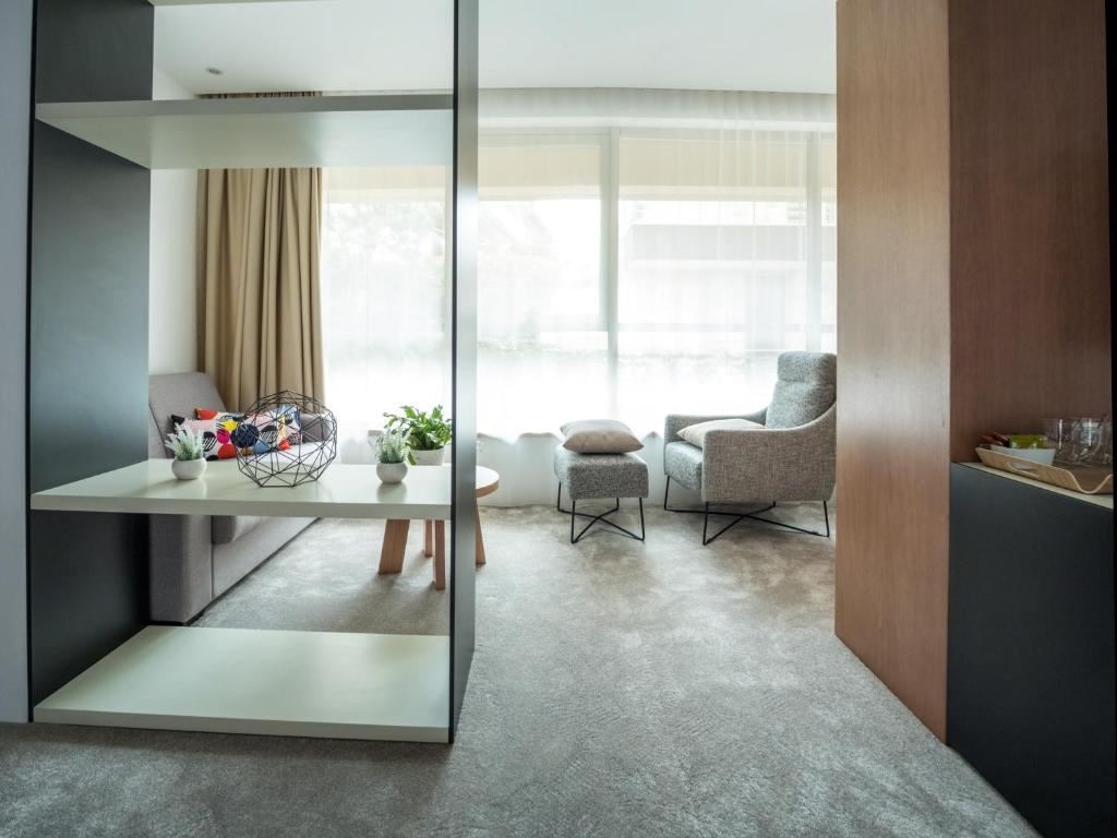 rooms-comfort-suite-partial-sea-view-balcony