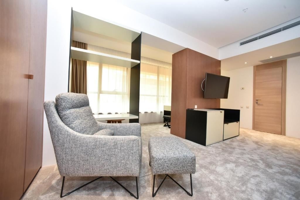 rooms-comfort-suite-partial-sea-view-balcony