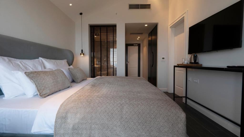 rooms-connecting-room-with-balcony-4-pax