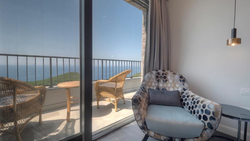 rooms-connecting-room-with-balcony-4-pax